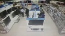 Женщина украла телевизор, скрывая его между ног