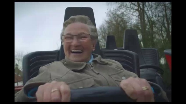80-ти летняя женщина впервые прокатилась на американских горках