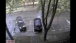 Девушка неудачно выезжает с парковки