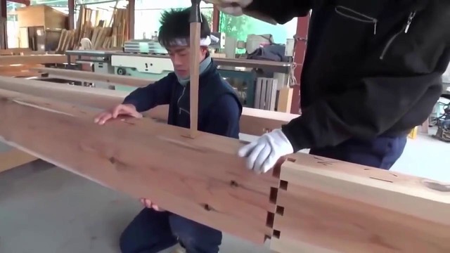 Невероятные навыки японцев по деревообработке. Соединение балки