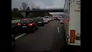 Как водители в Германии реагируют на сирену скорой помощи