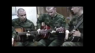 Солдаты играют на гитаре