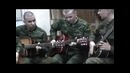 Солдаты играют на гитаре