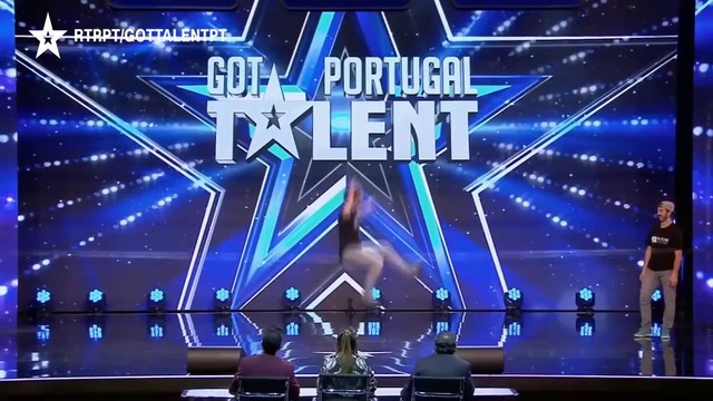 Изумительный номер эквилибристов на шоу талантов в Португалии