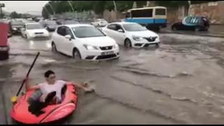 Парень решил покататься на лодке по затопленной Анкаре