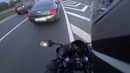 Мотоциклист проучил парней на Bentley