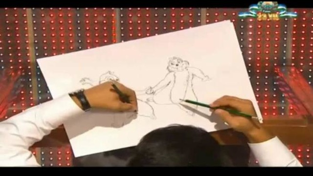 Узбек рисует двумя руками одновременно («O’zingni namoyon qil!»)
