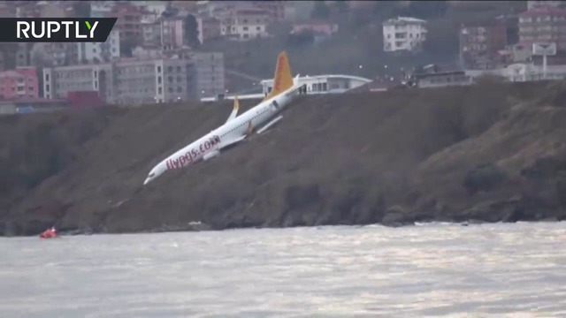 Самолёт выкатился к Чёрному морю при посадке в турецком Трабзоне