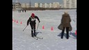 Лыжница, запуталась в лыжах