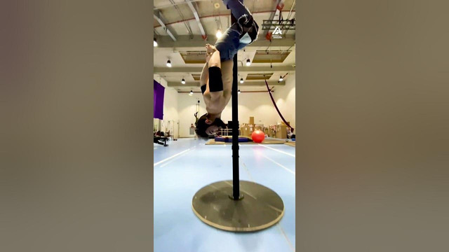 Guy Shows Amazing Acrobatic Tricks on Pole