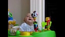 Малыш смотрит, как его мама сморкается и то смеется, то боится