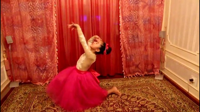 Девочка классно танцует под Турецкую песню