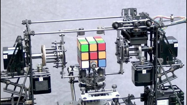 Робот для сборки кубика Рубика из обычного конструктора