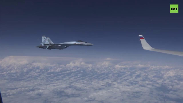Российские Су-27 оттеснили истребитель НАТО от самолёта Шойгу