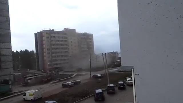 Падение крана в Кирове 26 мая 2013! ЖЕСТЬ