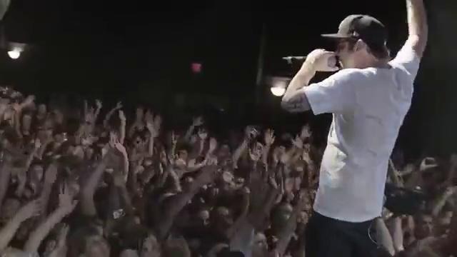 Hollywood Undead – Everywhere I Go (Live)