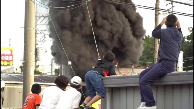 Реакция японцев на пожар. горит высоковольтный кабель