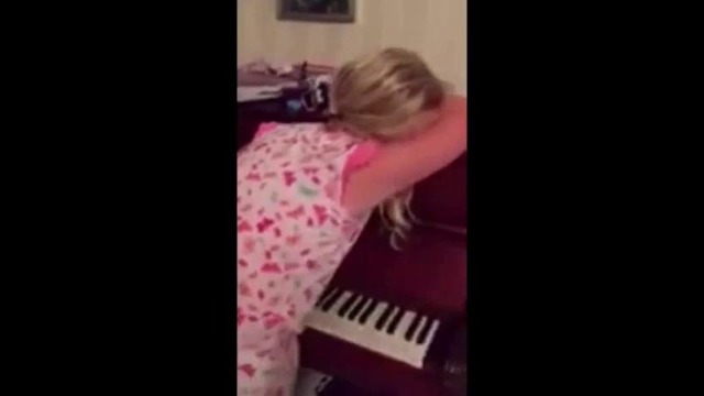 Девочка-лунатик играет на пианино во сне