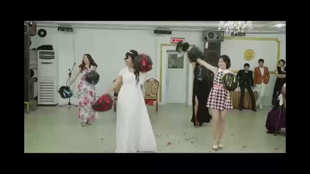 Невеста с подружками порадовали гостей своими танцами