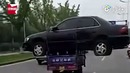 Китаец перевозил авто на мотоцикле