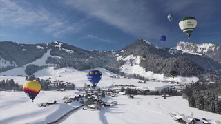 Воздушные шары добавили красок зимнему пейзажу в швейцарии