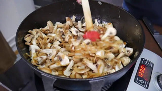 Курица в духовке с грибами в сметанном соусе