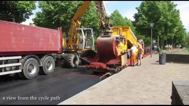 Укладка красной велосипедной дорожки в Нидерландах