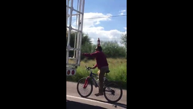 Велосипедист спешит домой, чтобы выпить пива