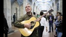 Военные музыканты выступили с песнями в Ташкентском метро