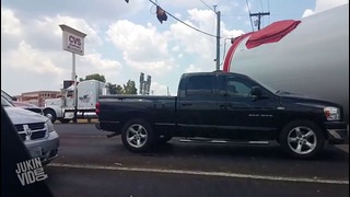 Огромный грузовик на крутом повороте