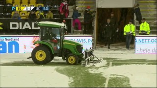В Норвегии остановили матч, чтобы почистить снег