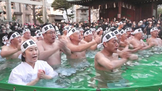 Японцы начали год с исцеляющего купания