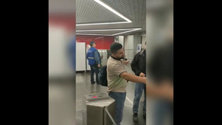 Мигрант из Узбекистана оплачивает прохожим проезд в метро