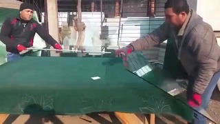 Таджики мастерски режут стекло