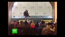 Парень на крыше вагона метро