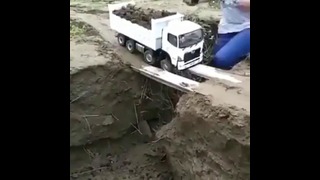 Груженный грузовик чуть не упал в обрыв
