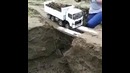 Груженный грузовик чуть не упал в обрыв