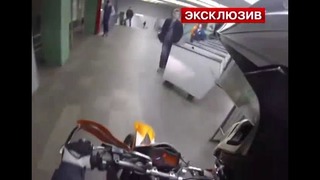 Гонщик прокатился по перрону станции метро ‘Войковская’ на мотоцикле