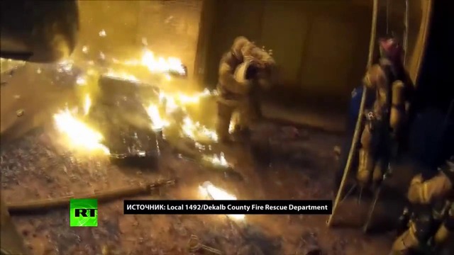 Пожарный поймал ребёнка, сброшенного с третьего этажа горящего дома
