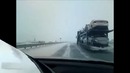 Безбашенные дальнобойщики на зимней дороге