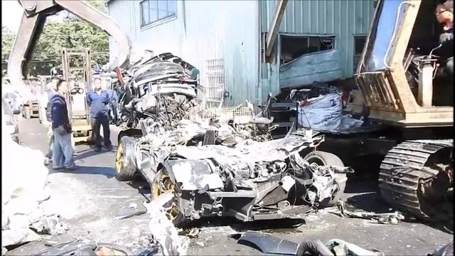 На Тайване показательно уничтожили суперкар Lamborghini (2)