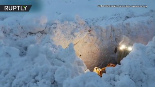 Бульдозер против снега. Последствия схода лавины во Франции