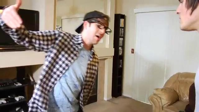 Smosh – How to hide your boner in the Public