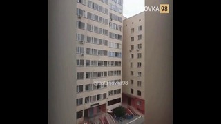 Житель Казахстана поймал ребёнка, выпавшего из окна