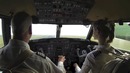 Девушка веселится в Gulfstream G-IIB