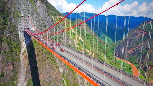 Китай построил первый в мире подвесной мост с одной башней