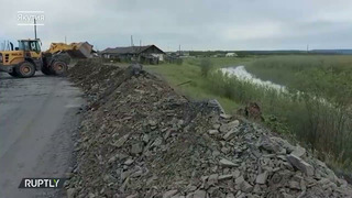Река в России смывает дома. Наводнение и паводок в Якутии: села уходят под воду – шокирующие кадры