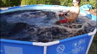Американские видеоблогеры показали наполненный кока-колой бассейн