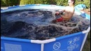 Американские видеоблогеры показали наполненный кока-колой бассейн