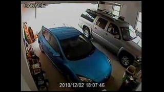 Женщина выезжает из гаража